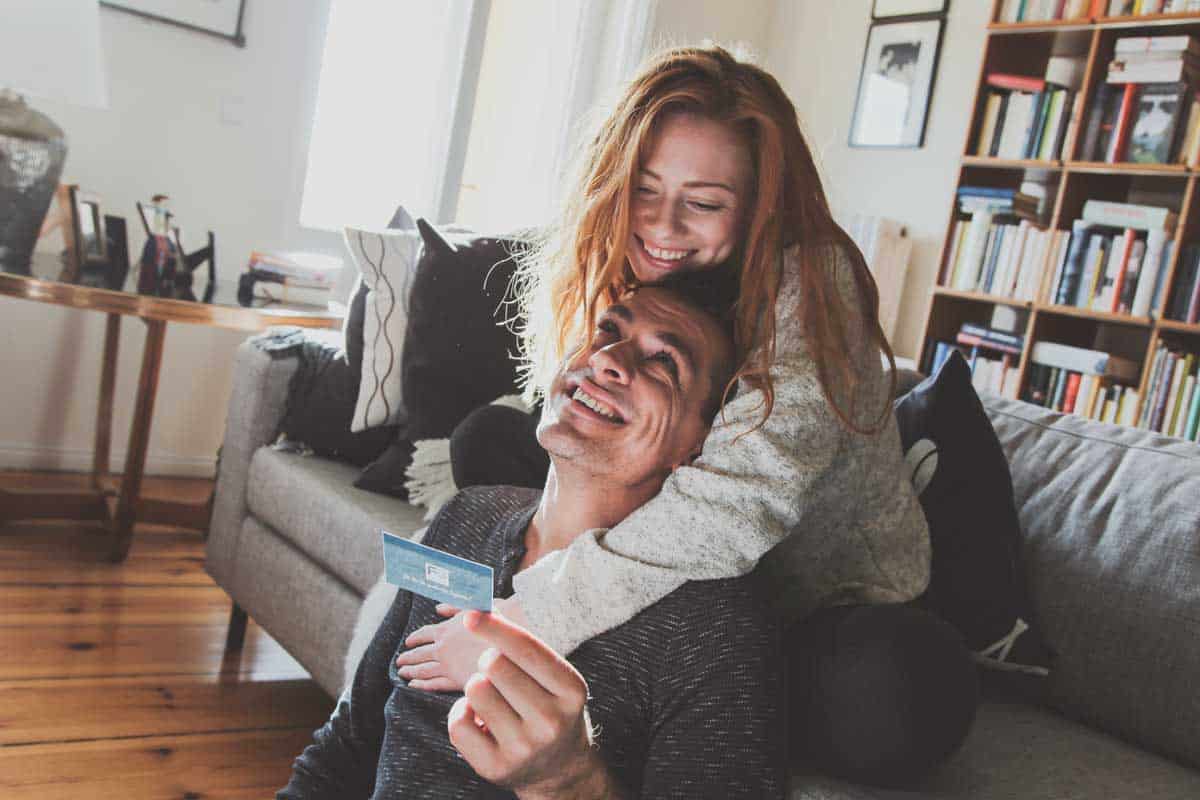 Paar mit Fragen und Antworten mit der FuelBox